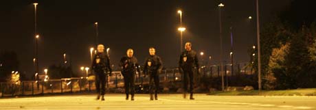 Opprørspoliti patruljerte i natt en forstad til Paris. Ved midnatt trådte unntakslovene i kraft. (Foto: C. Ena, AP)