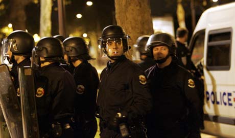 Det var roligere i Paris-området i natt, ikke minst fordi opprørspoliti patruljerte gatene. (Foto: C. Ena, AP)