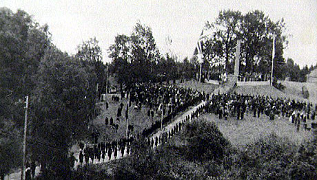 Nazibautaen på Stiklestad ble innviet i 1944. Foto fra ukerevy nr 31. 