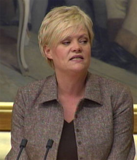 MER TIL KOMMUNENE: Kristin Halvorsen ga en milliardgave til kommunene da hun la frem regjeringens statsbudsjett for 2006. (Foto: NRK)