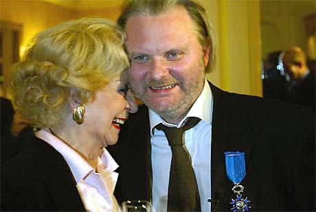 Det er ikke første gang Jon Fosse får utmerkelser. I 2003 mottok han den franske «Ordre National du Mérite», tilsvarende Kongens fortjenstmedalje. Skuespilleren Wenche Foss var blant gratulantene. Foto: Scanpix