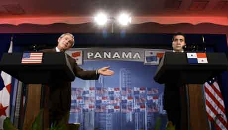 President George W. Bush og president Martin Torrijos i Panama under en pressekonferanse under toppmøtet. Foto; Scott Applewhite, AP