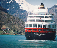 Hurtigruta Finnmarken på tur inn til Geiranger. Foto Jan Christian Nordahl. Hurtigruta Finnmarken på tur inn til Geiranger. Foto Jan Christian Nordahl.