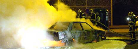 Brennende bil i Les minguettes, nær byen Lyon. (Foto: AP/Scanpix)