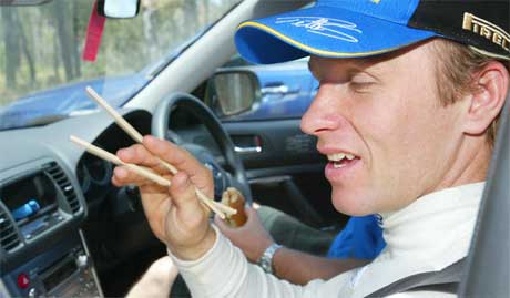 Petter Solberg slapper av i en servicebil etter krasjen (Foto: Scanpix/AP Photo)