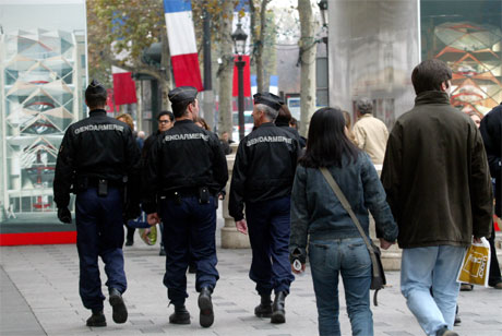 Fransk politi patruljerer gatene i Paris i dag. (Foto: Mehdi Taamallah/AP/Scanpix)