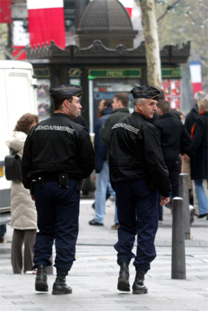 Et par tusen politifolk patruljerer gatene i Paris i dag. (Foto: Mehdi Taamallah/AP/Scanpix)