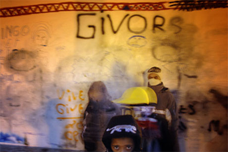 Ungdommer i Lyon, der nye voldshandlinger brøt ut i kveld. (Foto: Jean-Philippe Ksiazek/AFP/Scanpix)