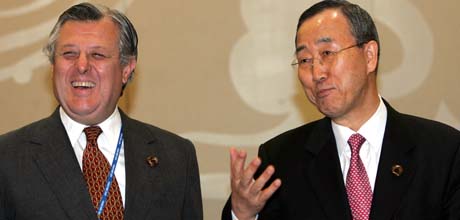Gemyttelig stemning mellom (fra v.) Perus og Sør-Koreas utenriksministere Oscar Maurtua og Ban Ki-moon før APEC-møtet i havnebyen Busan. (Foto: D.Guttenfelder, AP)