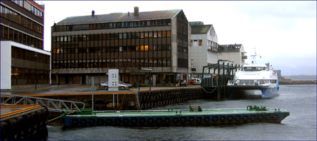 Hurtigbåten Grip kunne ta i bruk hurtigbåtkaia i Molde først etter at vinden løyet mandag. Foto: Gunnar Sandvik