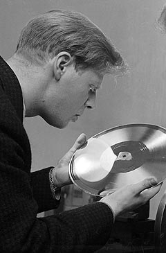 Arne Bendiksen har gjort mye rart i sin musikalske karriere. Her sjekker han kvaliteten på en Monn-Keys-plate i 1957. Foto: Sverre A. Børretzen, Aktuell / Scanpix. 