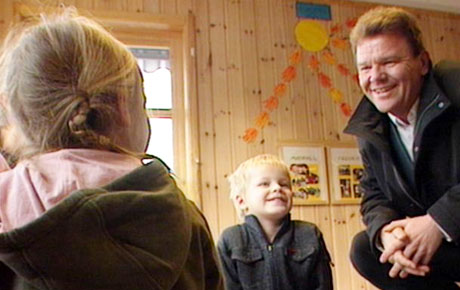 FOLKETS MANN: Øystein Djupedal er venstresidens mann. Her besøker han en barnehage etter rabalderet i høst. (Foto: Odd Iversen, NRK)