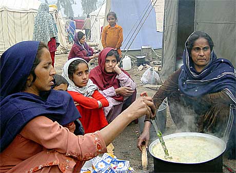 Kvinner og barn i Kashmir frykter vinteren.(Foto:Reuters/Scanpix)
