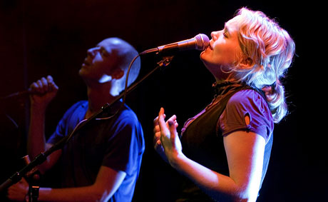 Ane Brun og Sivert Høyem synger duett i NRK DAB Livemaraton. (Foto: Per Ole Hagen) 