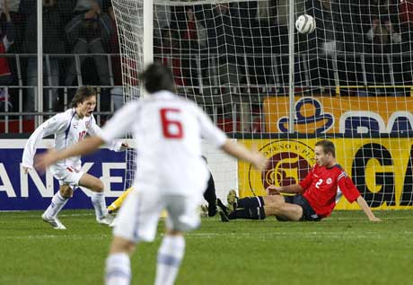 Ballen går i mål over Jon Inge Høiland og Tsjekkia leder 1-0. (Foto: Tor Richardsen / SCANPIX)