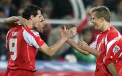 Alexander Frei, Ricardo Cabanas og Christoph Spycher jubler etter at Sveits tok ledelsen 1-0. (Foto: Reuters/Scanpix)