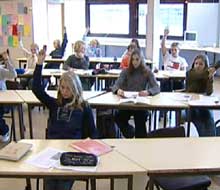 Da elever ved Risum ungdomsskole ble bedt av NRK om å rekke opp handa hvis de hadde hatt ubehag av inneklimaet, gjorde nesten alle det. Foto: NRK