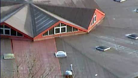 Taket på Risum ungdomsskole lekker som en sil. Nå skal det repareres. Foto: NRK