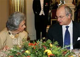 Sveriges kong Karl Gustaf i samtale med vertinnen, Belgias dronning Fabiola. (Foto: Reuters/Scanpix)