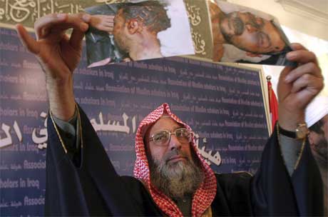 Denne aktivisten holder fram et bilde av en mann som skal ha blitt torturert til døde. (Foto: Reuters/Scanpix)