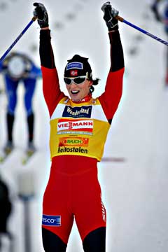Marit Bjørgen jubler etter at hun gikk over mål som vinner av lørdagens 10 km verdenscup i klassisk stil på Beitostølen. (Foto: Ørn E. Borgen / SCANPIX) Marit Bjørgen jubler etter at hun gikk over mål som vinner av lørdagens 10 km verdenscup i klassisk stil på Beitostølen. (Foto: Ørn E. Borgen / SCANPIX)