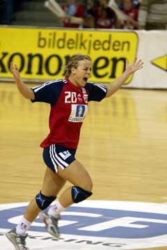 Isabel Blanco jubler under håndballkampen mellom Norge og Romania. (Foto: Niels Henrik Dam / SCANPIX)
