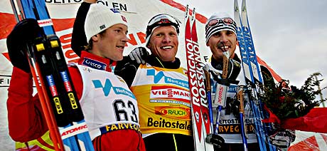 Tor Arne Hetland flankert av Jens Arne Svartedal og Ivan Batory etter seieren på 15 km på Beitostølen (Foto: Scanpix/Ørn E. Borgen)
