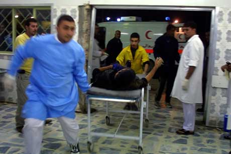En skadd person tas inn p sykehus i Baquba etter selvmordsaksjonen i dag. (Foto: Scanpix / AFP)