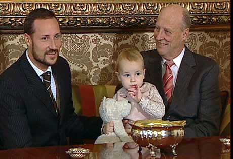 Kronprins Haakon og kong Harald sammen med prinsesse Ingrid Alexandra. (Foto: NRK)