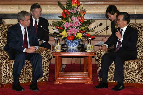 President George W. Bush og statsminister Wen Jiabao i Beijing. (Foto: Scanpix / AP)