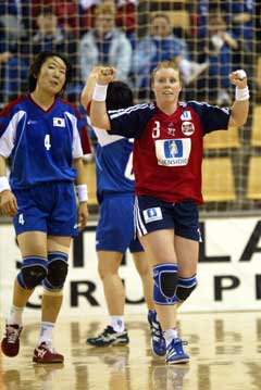 Karoline Dyhre Breivang jubler under kampen mot Sør-Korea. (Foto: Niels Henrik Dam / SCANPIX)