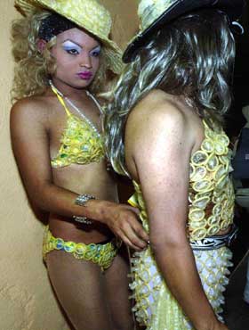 Transvestitter, iført "kondomantrekk" forbereder seg på et show under en aids-konferanse i San Salvador tidligere denne måneden. (Foto: Scanpix / AP)