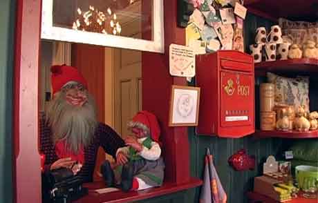 Postkassa til Julehuset i Drøbak fylles raskt i disse dager. Foto: NRK Postkassa til Julehuset i Drøbak fylles raskt i disse dager. Foto: NRK