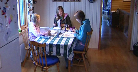 7.klassingene Julie Kjøle Granseth (Fra venstre), Ingvild Killi og Marte Dehli gjør leksene hjemme i dag. Foto: NRK