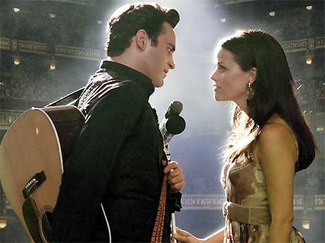 Joaquin Phoenix som Johnny Cash og Reese Witherspoon som June Carter i en scene fra «Walk The Line».