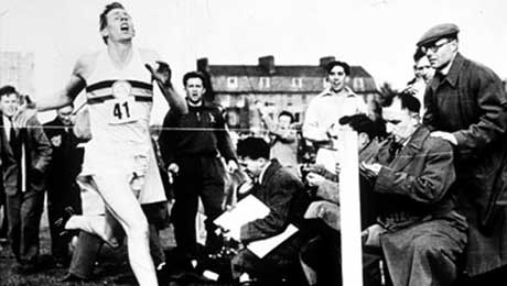 Roger Bannister brøt drømmegrensen på en engelsk mil i 1954. (Foto: NRK)