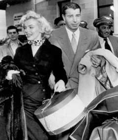 Baseball-spilleren Joe DiMaggio giftet seg med Marilyn Monroe. (Foto: AP/Scanpix) 