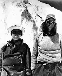 Edmund Hillary med sin sherpavenn Tenzing Norgay på vei mot toppen av Mount Everest i 1953. (Arkivfoto: UPI/SCANPIX)