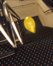 Ved hjelp av ballonger mener Mike og Terje at de kan bevise at det går an å navigere en brann bevisst rundt slik at den forårsaker mest mulig skade. Foto: DR Ved hjelp av ballonger mener Mike og Terje at de kan bevise at det går an å navigere en brann bevisst rundt slik at den forårsaker mest mulig skade. Foto: DR