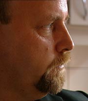 Mike Axdal har brukt 4 millioner kroner og 22.000 timer på sin duell med de danske myndighetene. 17 ganger har Mike søkt om fri prosess til å føre en rettssak, og blitt avvist. Foto: DR Dokumentar Mike Axdal har brukt 4 millioner kroner og 22.000 timer på sin duell med de danske myndighetene. 17 ganger har Mike søkt om fri prosess til å føre en rettssak, og blitt avvist. Foto: DR Dokumentar