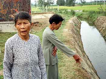 Overlevende fra My Lai ved minnesmerket der massakren fant sted. Bildet er fra 1998. (Foto: Paul Alexander, AP)