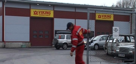 Politiet vurderer i dag å la likhunder gå gjennom familiens bil som står her hos Viking i Tønsberg. Foto: Olav Døvik, NRK. Politiet vurderer i dag å la likhunder gå gjennom familiens bil som står her hos Viking i Tønsberg. Foto: Olav Døvik, NRK.