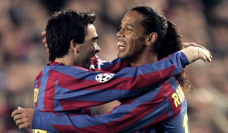 Ronaldinho jubler sammen med Deco etter 2-1 målet. (Foto: AP/Scanpix)