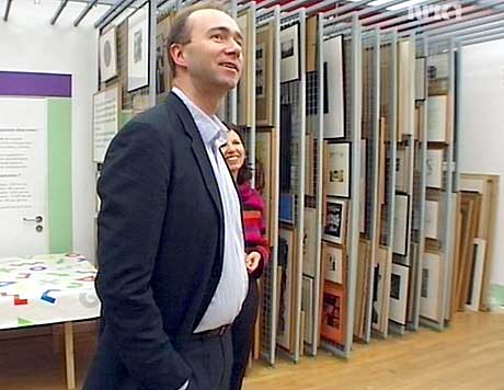 Kulturminister Trond Giske har vært i Frankrike og fått inspirasjon til å opprette såkalte artotek i Norge. Foto: NRK