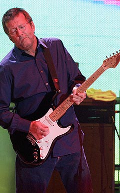 Eric Clapton kommer til Oslo Spektrum neste sommer. Her er han i aksjon under en Cream-konsert i Madison Square Garden i New York i oktober i år. Foto: AP / Scanpix.