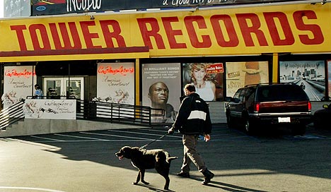 Tower Records må se seg slått av iTunes på lista over hvilke platebutikk-kjeder som gjør det best i USA. Ric Francis, AP Photo / Scanpix.