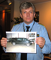 Politiinspektør Ole Bjørn Sakrisvold ved Vestfold politidistrikt viser fram bildet av bilen. Foto: Yngve Tørrestad, NRK.