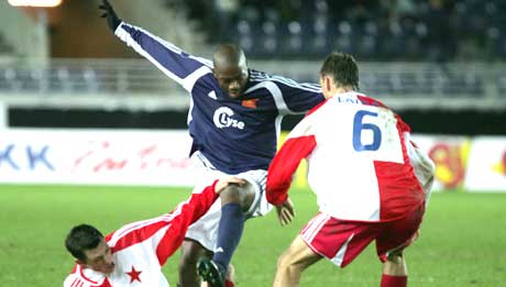 Toni Nhleko fosser frem mellom Slavia-forsvarere under UEFA-cupkampen mellom Viking og Slavia Praha fra Tsjekkia på Stavanger stadion torsdag kveld. (Foto: Alf Ove Hansen / SCANPIX ) Toni Nhleko fosser frem mellom Slavia-forsvarere under UEFA-cupkampen mellom Viking og Slavia Praha fra Tsjekkia på Stavanger stadion torsdag kveld. (Foto: Alf Ove Hansen / SCANPIX )