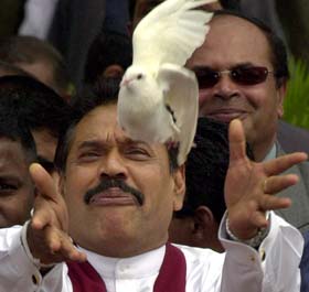 Sri Lankas nye president slapp løs en fredsdue da han ble tatt i ed sist søndag. Men han er kritisk til fredsforhandlingene. (Foto: E.Jayawardena, AP)
