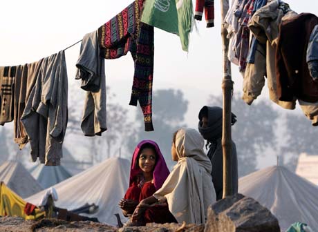 - Ikke overse behovet for nødhjelp, særlig til barna, advarer FN. Disse bor i en teltleir i Muzaffarabad. (Foto: G.Tomasevic, Reuters)